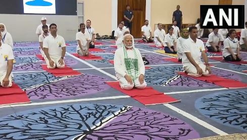 श्रीनगर में प्रधानमंत्री मोदी का योगाभ्यास; बोले- 'दुनिया के नेता अब योग की बात करते हैं'